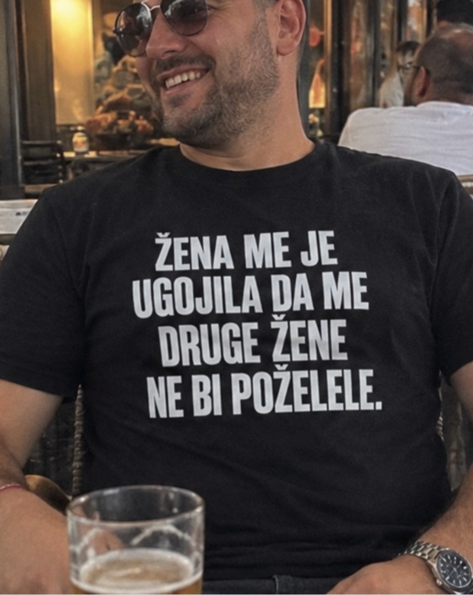 Crna majica sa belim natpisom Žena me je ugojila da me druge žene ne bi poželele